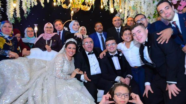 العروسين وأسرتيهما