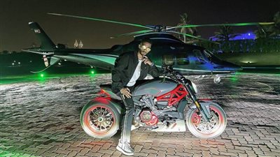 محمد رمضان ينشر صور بطائرة هليكوبتر وموتوسيكل دوجاتي من داخل قصر الشيخ سلطان بن خليفة بن زايد 