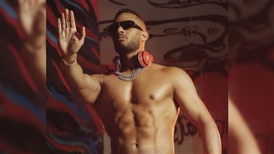 طبيب نفسي : خلع محمد رمضان لملابسه تعبير عن جنون العظمة ورسالة جنسية تدل على الذكورة