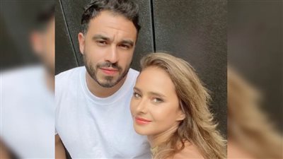 زوج نيللي كريم ينفعل على معجبيها فى قرطاج : دى مهزلة ومفيش صور هتتاخد 