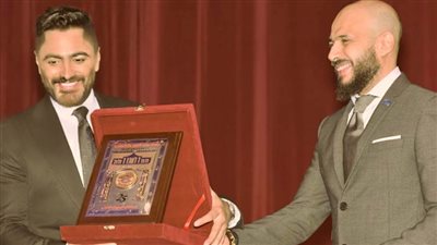 جامعة مصر للعلوم والتكنولوجيا تكرم تامر حسنى بمناسبة احتفالها بـ يوبيلها الفضى