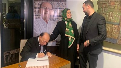 أحمد شيحة خلال حفل توقيع كتابه : فرحتي لم تكتمل إلا بحضور حلا ومعز مسعود