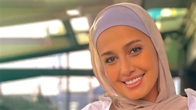 حلا شيحة تنشر لوحات معرض والدها الأخير : بحبك لفنك وفخورة إنى بنتك 