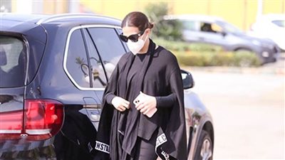 أول جنازة بعد أبوها وأمها .. دنيا سمير غانم تشارك فى وداع سهير البابلي لمثواها الأخير