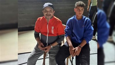 محمد هنيدي مع ابنه على إنستجرام : طولت يا أحمد وأنا اللي كنت مفكر هتفضل معايا في نفس الدور