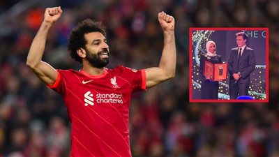 محمد صلاح أول عربي يتوج بالقدم الذهبية كأفضل لاعب في العالم وزوجته تتسلم الجائزة