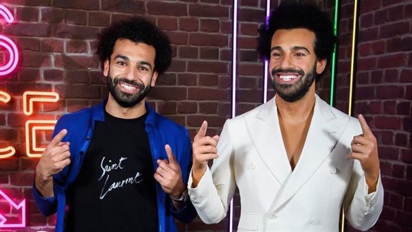 محمد صلاح مع تمثاله