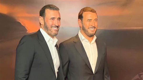 كاظم الساهر مع تمثاله