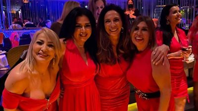 رانيا يوسف تقترب من عامها الخمسين وتحتفل بالأحمر مع صديقاتها الأسبانيات