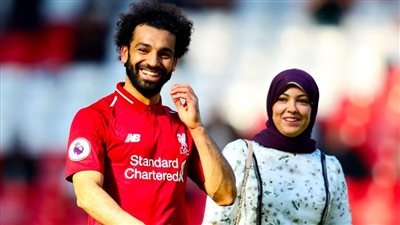 وراء كل عظيم امرأة .. حكاية زوجة محمد صلاح التي ساندته من الصفر إلى العالمية