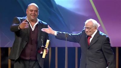 محمد ممدوح يفوز بجائزة أفضل ممثل عن دوره في فيلم أبو صدام ورشوان توفيق يسلمها له