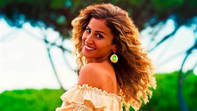 دينا الشربيني خادمة في البيوت واسمها ورد في مسلسل مشوار لحد هناك رمضان 2022