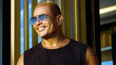 أغنية رايقة لـ عمرو دياب تتخطى حاجز الـ 20 مليون مشاهدة بعد شهرين من طرحها 