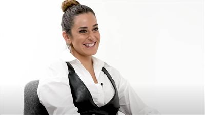 أمينة خليل : اشتغلت جرسونة في نيويورك وأصبت بعقدة نفسية بسبب التنمر على شكل أنفي