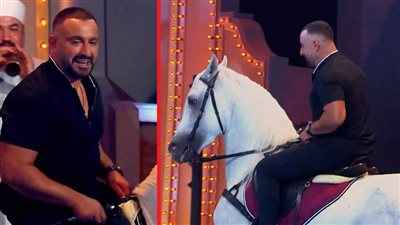 أحمد السقا يفاجئ محمد هنيدي ويدخل بحصان عربي أصيل خلال برنامج هنيدي شو