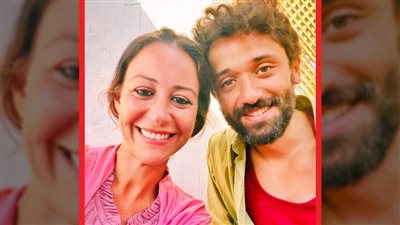 كريم محمود عبدالعزيز ينشر صورة مع منة شلبي من كواليس فيلم من أجل زيكو