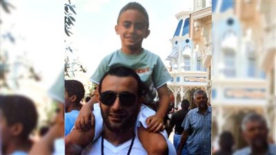 ياسين السقا ينشر صورة له من طفولته مع والده أحمد السقا