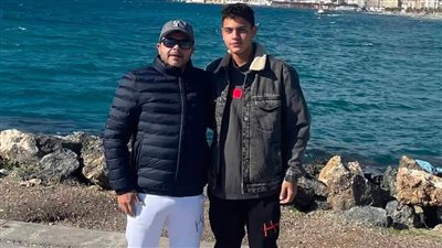 محمد هنيدى ينشر صورته مع نجله أحمد : ورث الوسامة والشجاعة ونسى يورث الطول