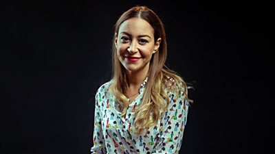 بعد استفتاء خبر أبيض .. من هي شخصية العام 2021 الفنية ؟ منة شلبي تفوز باللقب