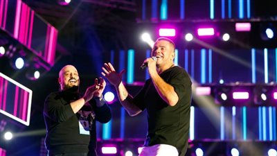 بالصور : عمرو دياب يشعل دبي بأضخم حفل جماهيري فى ميديا سيتي