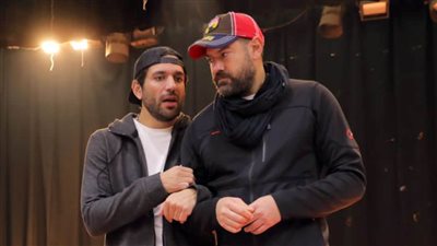 بالصور .. كواليس مسرحية عائلة كازانوفا بطولة حسن الرداد وعمرو يوسف والعرض في موسم الرياض