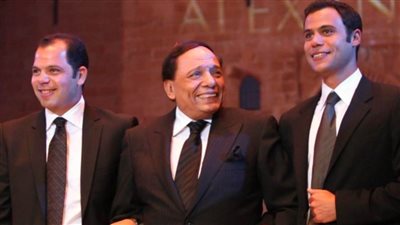 شقيق عادل إمام ينفي تدهور حالته الصحية : الزعيم بخير ويواصل التحضير لفيلم الواد وأبوه مع محمد ورامي 