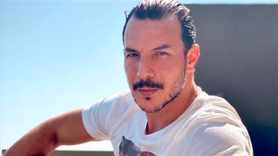 باسل خياط : اشتغلت بائع متجول في الشارع لأساعد أمي وذهبت لطبيب نفسي بسبب قصة حب فاشلة