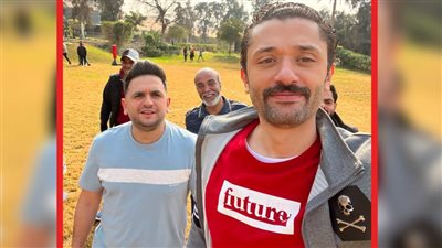 أول صورة .. كريم محمود عبدالعزيز ومصطفى خاطر من كواليس مسلسل البيت بيتي