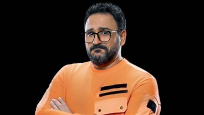 مكتوب عليا .. جسد أكرم حسنى يدون الأحداث التى ستقع له فى المسلسل