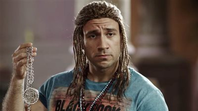 جوني يعيد اكتشاف نفسه ويتحول لبلوجر على السوشيال ميديا في مسلسل الكبير أوي رمضان 2022