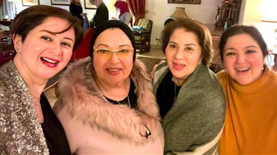 مي نور الشريف تحتفل بعيد الأم مع بوسي ونورا : ربنا يخليكوا ليا فوق راسي