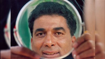 طبيب أحمد زكي في ذكراه : كنت أختار معه أعماله وظل يتحدث بطريقة السادات لمدة عام بعد الفيلم