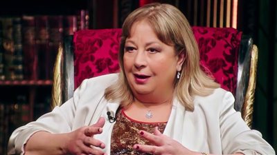 سمية الألفي : أنتهي من جلسات الكيماوي بعد شهرين وشعري بدأ يتساقط ولكني بخير