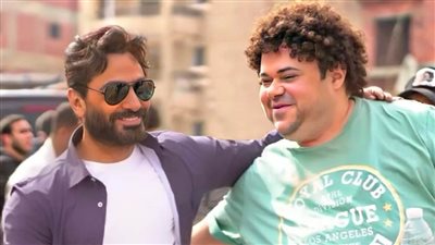 مدحت تيخا صديق تامر حسني المقرب ومستشاره في علاقاته العاطفية ضمن أحداث فيلم بحبك