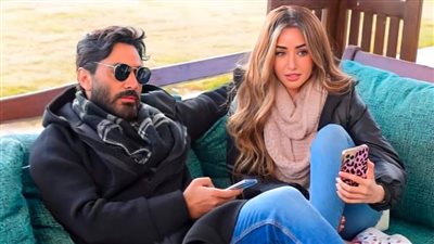 تامر حسني يعيش قصة حب مع هنا الزاهد فى فيلم بحبك والأحداث بينهما تدور فى منتجع سياحي 
