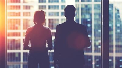 قصة قصيرة حزينة .. المهندس الكبير ترك بيته وأولاده ويعيش خريف عمره مع فتاة تصغره بـ 22 عاماً