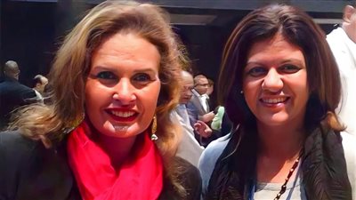 يسرا تنشر صورتها مع شيرين أبو عاقلة : رمز وكلمة حق من أرض فلسطين