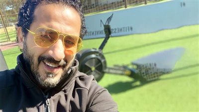 أحمد حلمي لـ خبر أبيض : انتظروني قريبًا على المسرح بعد غياب 21 عامًا