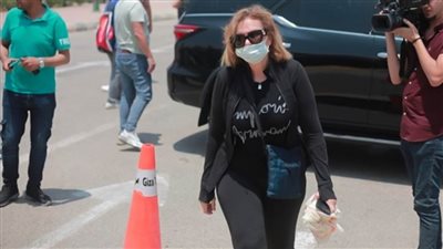 يسرا تحضر جنازة سمير صبري وتعلق : فقدت سندي