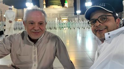 محمد هنيدي ومحمد محمود يؤديان مناسك العمرة بعد الانتهاء من عرض مسرحية سلام مربع