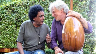 محمد منير يدخل في أزمة نفسية بسبب وفاة رفيق نجاحه العازف رومان بونكا