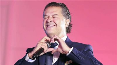 راغب علامة يحيي حفلًا غنائيًا في التجمع الخامس وأصدقاؤه يحتفلون بعيد ميلاده