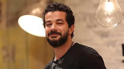 شريف سلامة أستاذ جامعي يواجه العديد من المشاكل خلال أحداث مسلسل الدفعة 