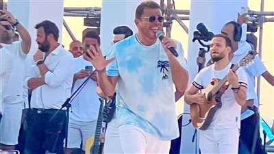 ابيض x ابيض .. عمرو دياب يتألق في افتتاح نورث سكوير العلمين الجديدة