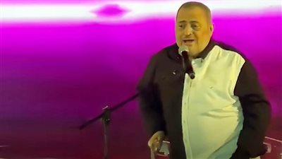 جورج وسوف بوزن زائد وعكاز في حفل جدة والجمهور يتساءل عن حالته الصحية