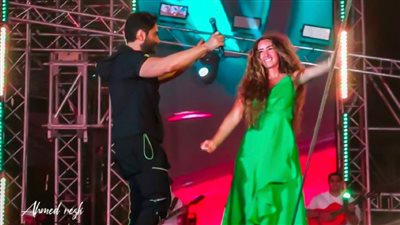 بالصور .. رقصة تامر حسني وهنا الزاهد في العلمين الجديدة احتفالًا بنجاح فيلمهما بحبك