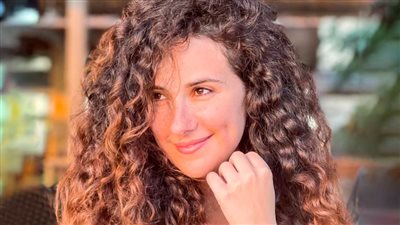 شيري عادل فتاة غنية تهرب للعيش بمفردها بعد خلافات مع والدها ضمن أحداث فيلم الساعة 9 العصر