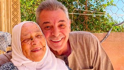محمود حميدة يوقف تصوير أعماله الفنية حدادًا على وفاة والدته