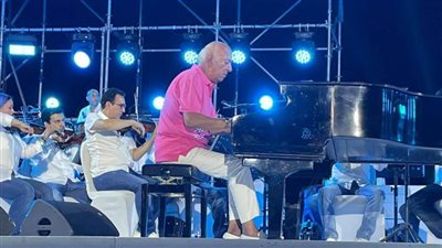 بالكاجوال .. عمر خيرت يحيي حفل كامل العدد في العلمين الجديدة