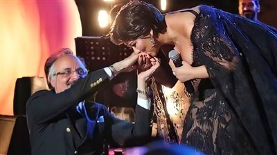 طبيب شيرين عبدالوهاب : شيرين عفوية بطبعها وحلقت شعرها لأسباب نفسية وفوجئت بتقبيلها يدي في حفل قرطاج